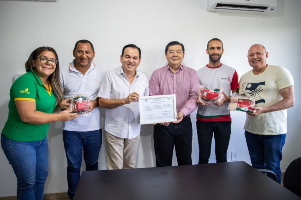 Prefeitura entrega Selo de Inspeção Municipal para Suinobras em Diamantino