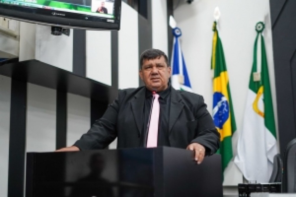 Rogério Varanda solicita tapa-buracos nas ruas do bairro Morada do Ouro em Cuiabá