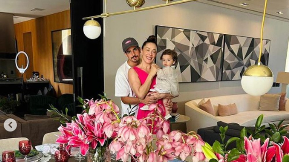 Claudia Raia exibe sala de jantar luxuosa preparada para dia das mães: ‘Chique!’