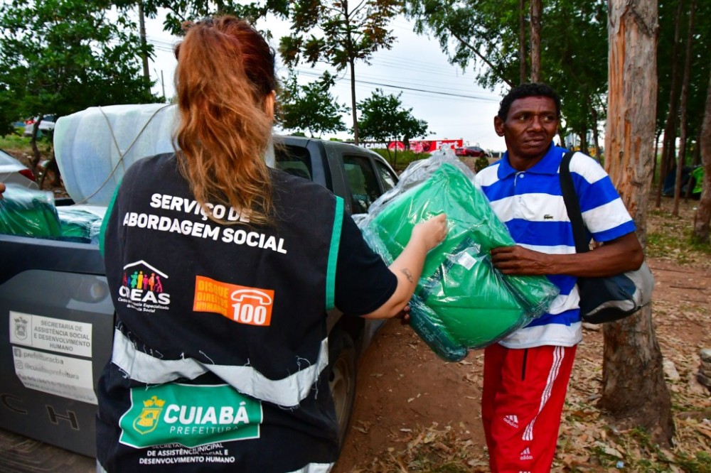 Prefeitura destina mais de 200 cobertores da campanha Aquece Cuiabá à população em situação de rua