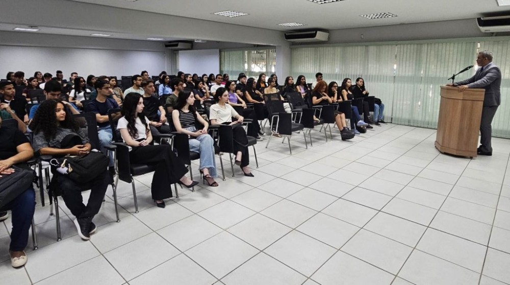 Calouros de Direito da UFMT participam de aula de acolhimento na Escola da Magistratura