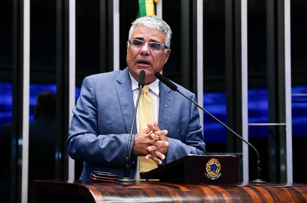 Girão critica notificação de Advocacia do Senado a rádio cearense