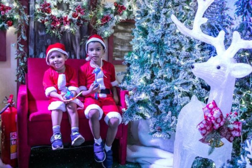 Emocionados, irmãos se vestem de Papai Noel para receber o ‘Natal da Gente 2023’