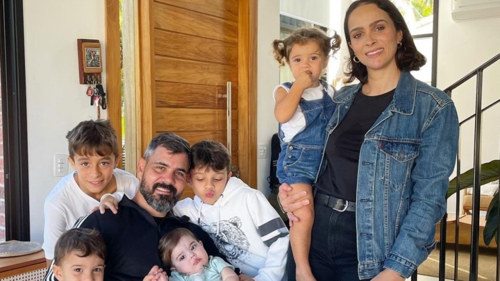 Letícia Cazarré detalha divisão dos quartos dos seis filhos e tarefa com ator: ‘Confira’