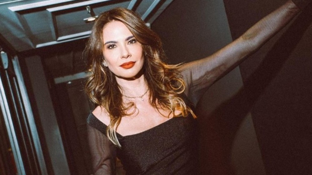 Em NY, Luciana Gimenez encara frio com look decotado e transparente: ‘Gostaram?’