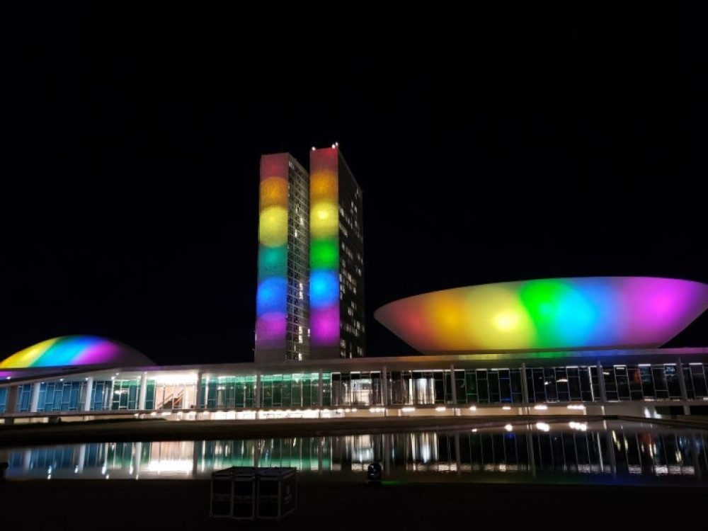 Congresso recebe nesta sexta (17) projeção com as cores das bandeiras dos movimentos LGBTQIAPN+ e Trans