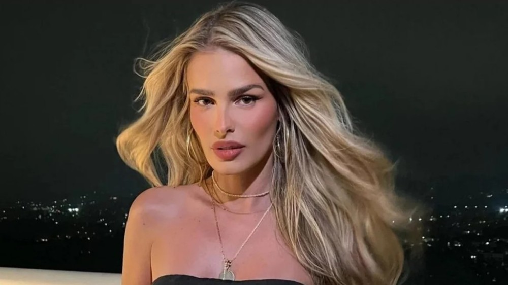Yasmin Brunet aposta em look preto para ensaio e esbanja boa forma: ‘Um encanto!’