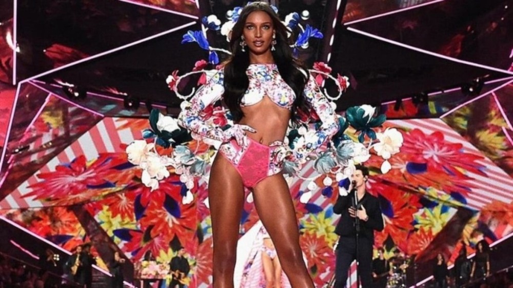 Desfile da Victoria’s Secret volta a acontecer em 2024, após seis anos
