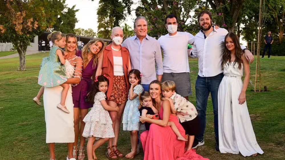Fabiana Justus leva família às lágrimas com surpresa em aniversário da irmã:’Vicky”