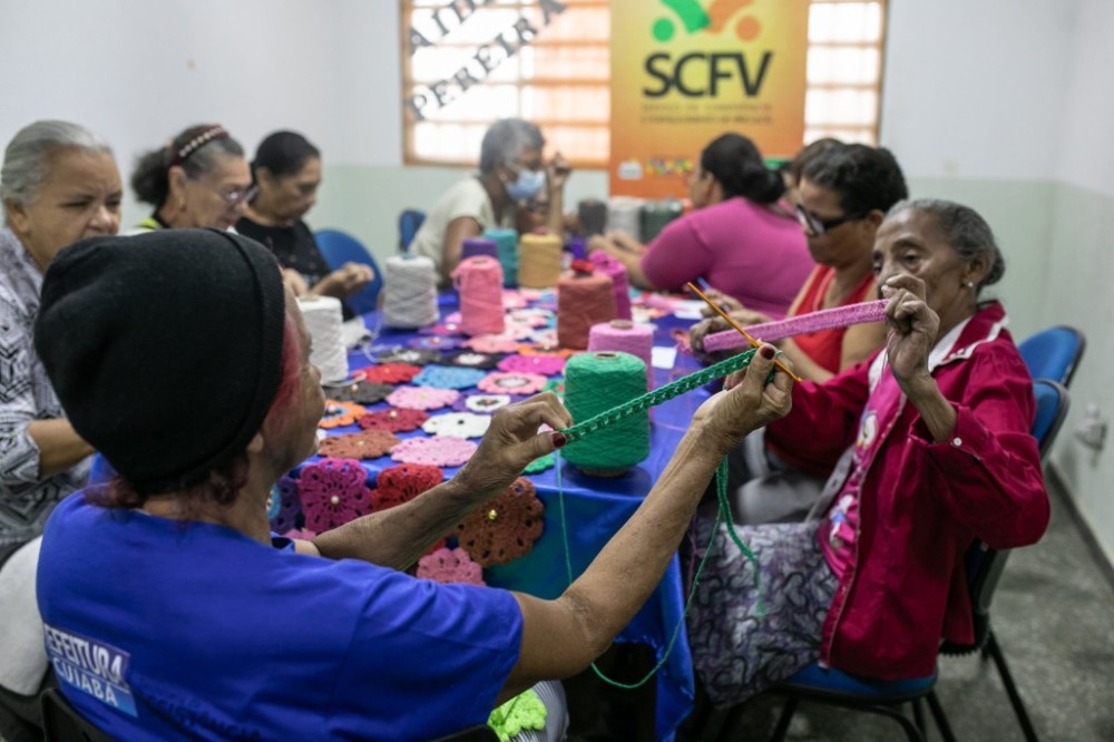 Curso de Crochê ofertado pela Prefeitura de Cuiabá transforma a vida de idosas; Primeira-dama Márcia Pinheiro destaca cuidados com a população