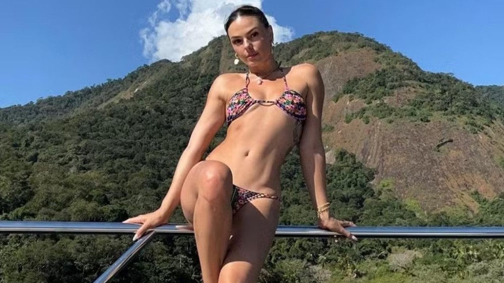 Isis Valverde mostra como usar top cortininha de um jeito diferente: ‘Estilo!’