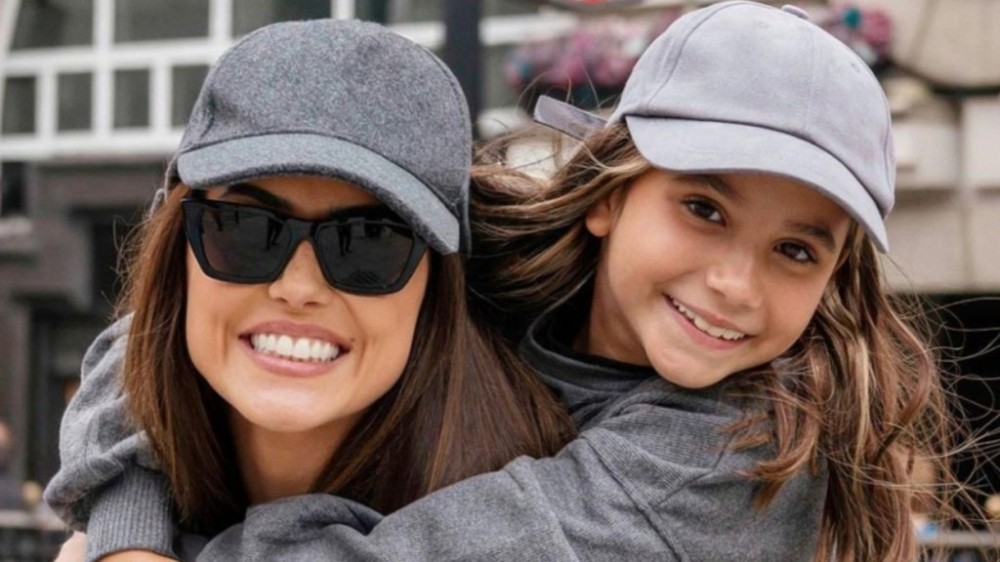 Deborah Secco combina looks com Maria Flor em viagem pela Europa: ‘Iguais’