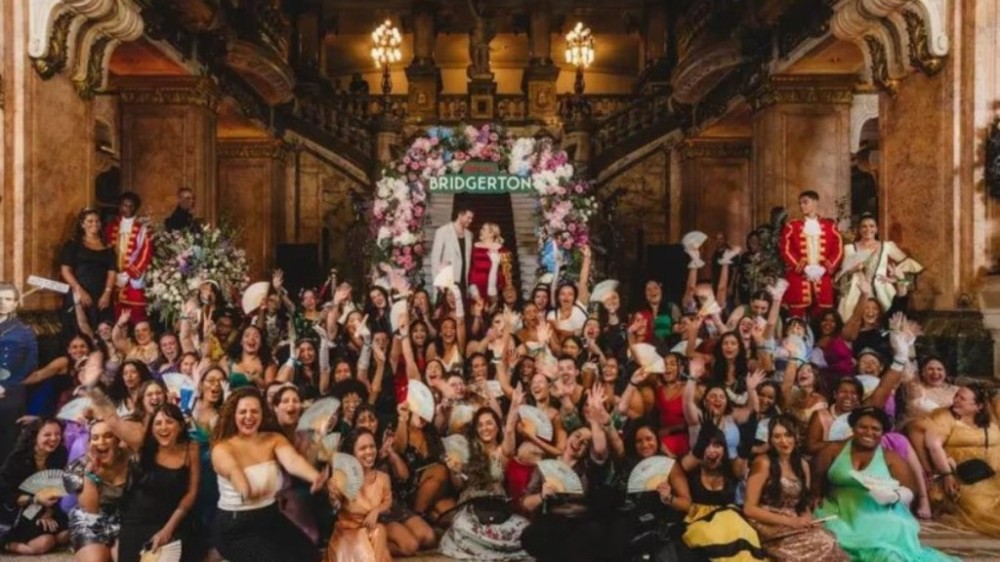 Atores de ‘Bridgerton’ fazem baile funk no Theatro Municipal do Rio; confira