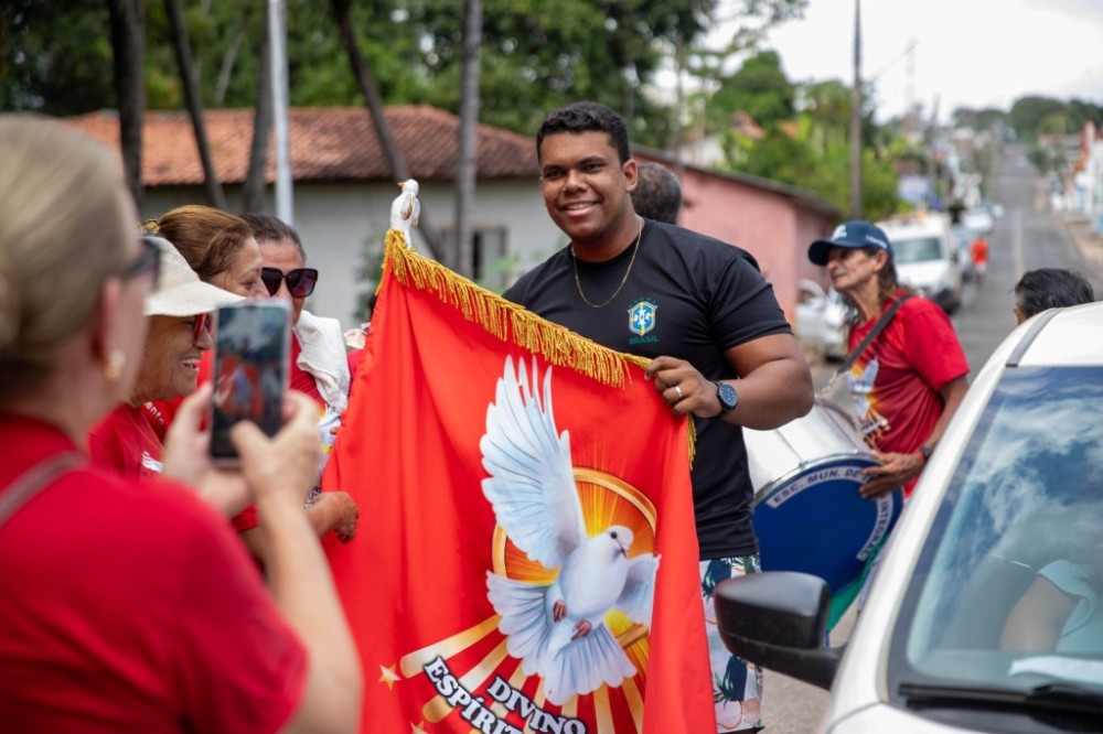 Percorrida da Bandeira do Divino Espírito Santo encerra com muita emoção