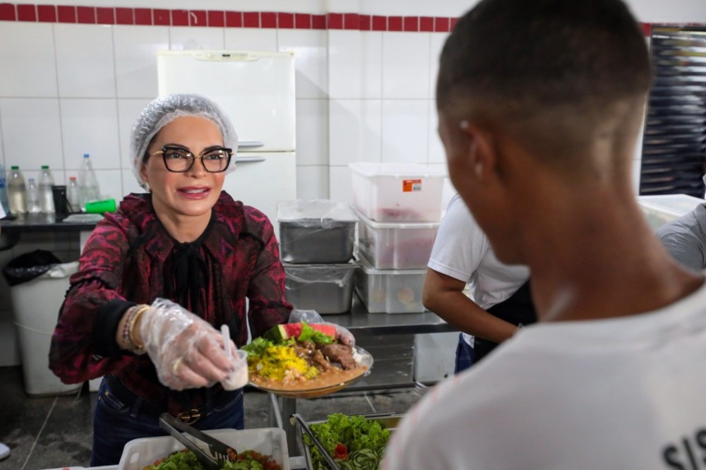 Primeira-dama de MT participa de almoço de Natal no Restaurante Prato Popular
