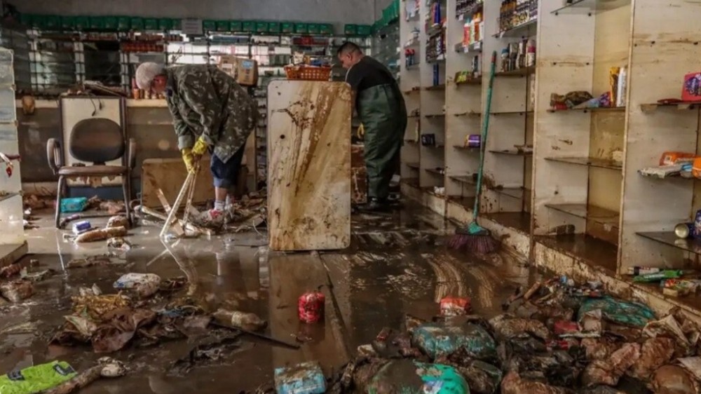 Porto Alegre: Comerciantes começam a limpar lojas atingidas pela enchete