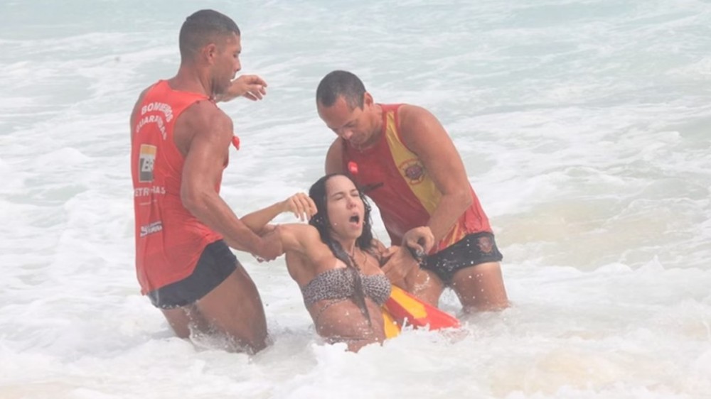 Mulher Melão se afoga em praia e é socorrida por Salva-vidas: ‘Rio de Janeiro’