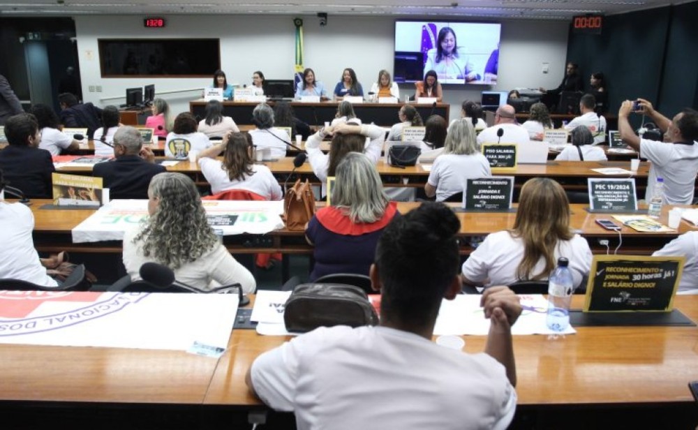Enfermeiros pedem jornada de 30 horas e recebem apoio na Câmara