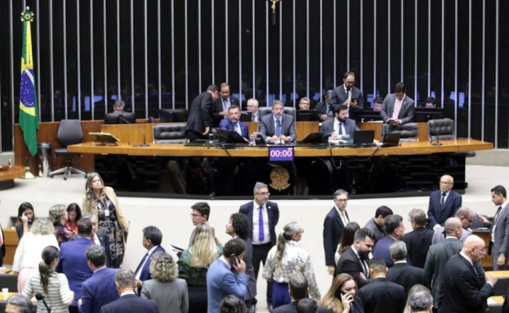 Câmara aprova reajuste de salários de servidores públicos; acompanhe