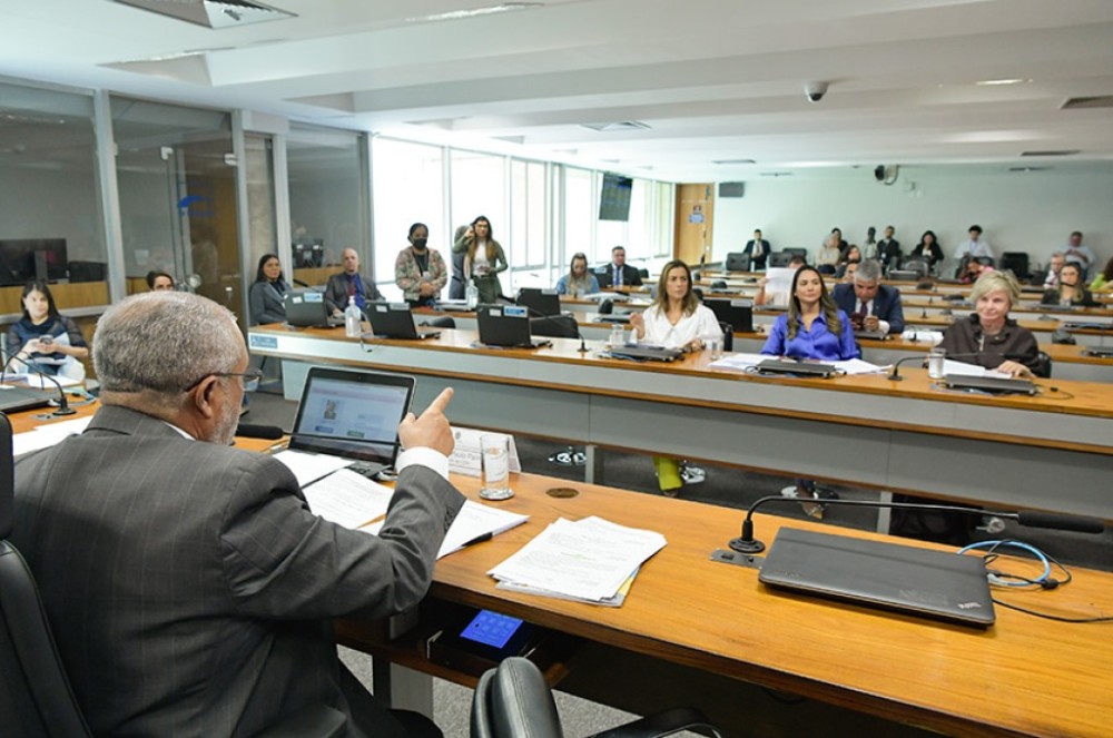 CDH aprova atendimento psicossocial a menores com pais vitimados ou presos