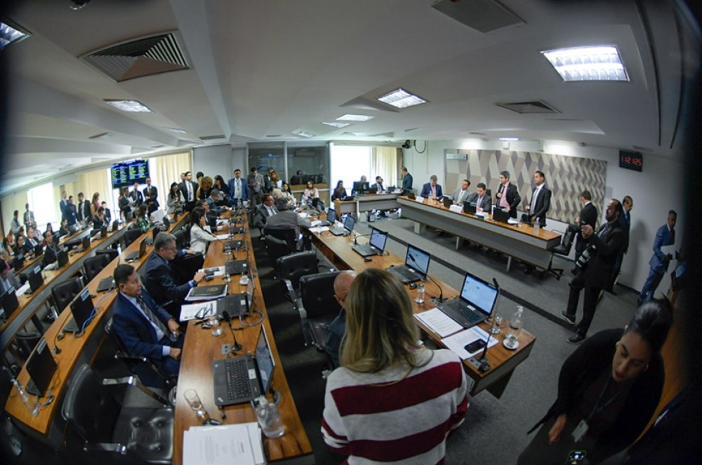 Pena para crimes contra profissionais de saúde será aumentada, decide CCJ
