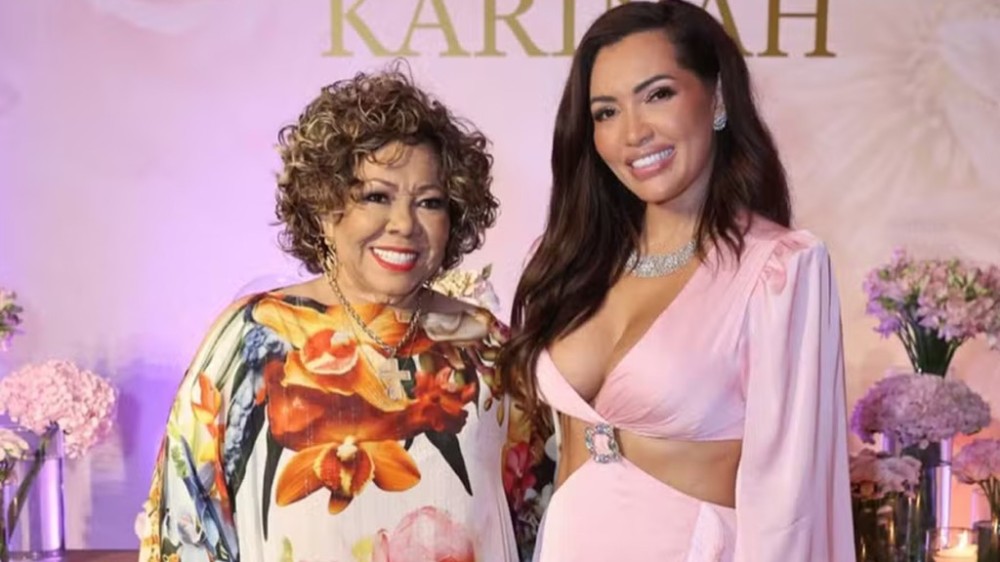 Alcione abre sua casa e prepara jantar de aniversário da afilhada e cantora: ‘Karinah’