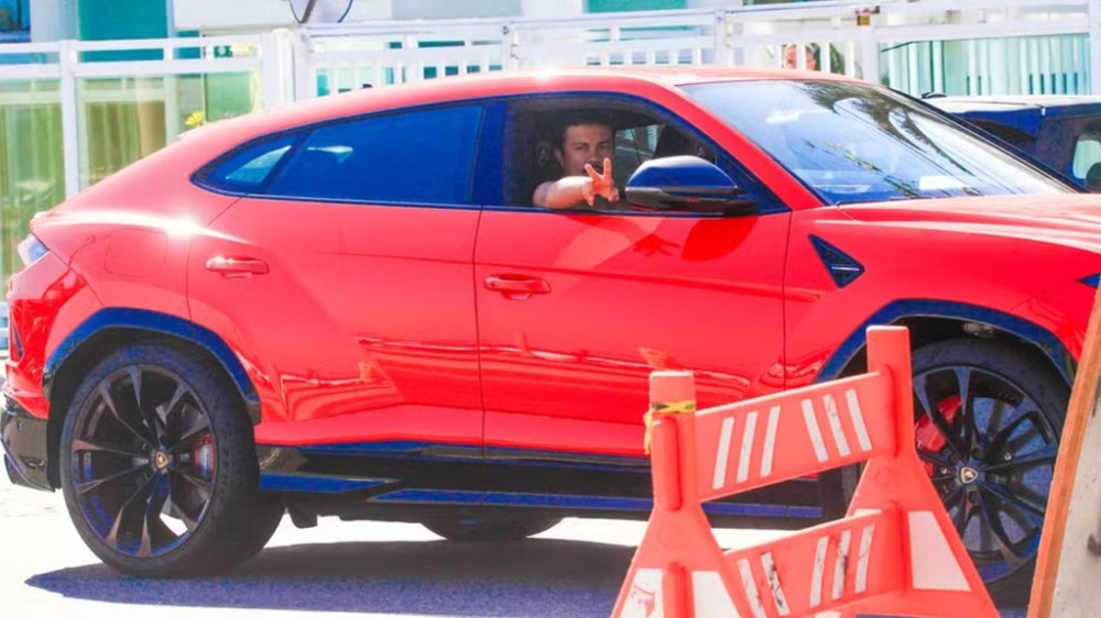 Xamã surge em carrão de R$4 milhões após mergulho em praia no Rio: ‘Carro luxuoso’