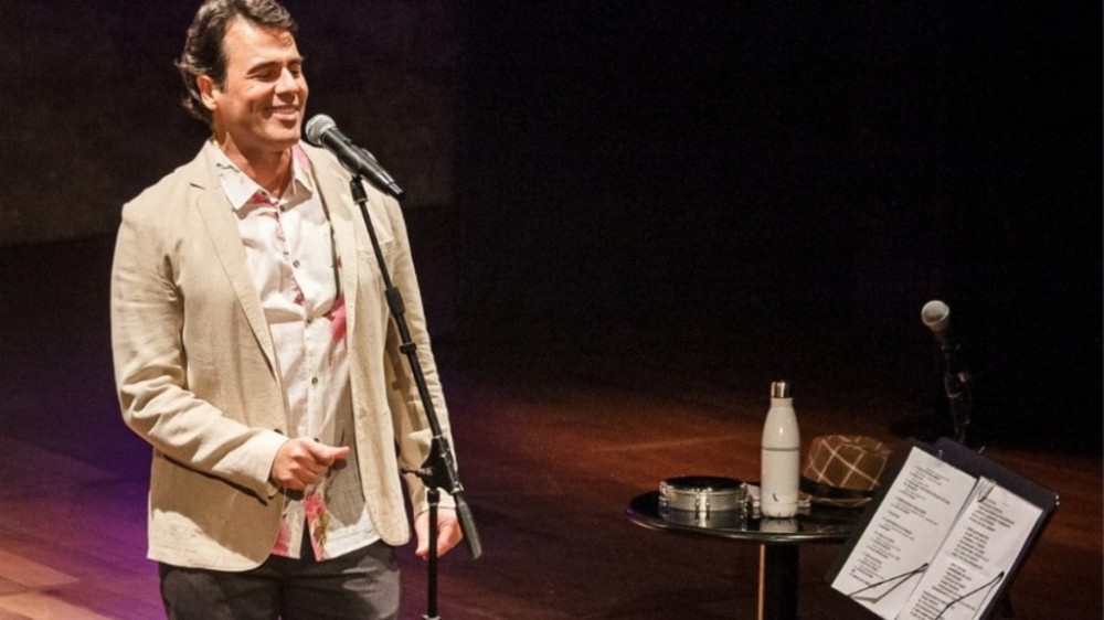 Claudio Lins celebra Chico Buarque em musical no Teatro dos Bancários