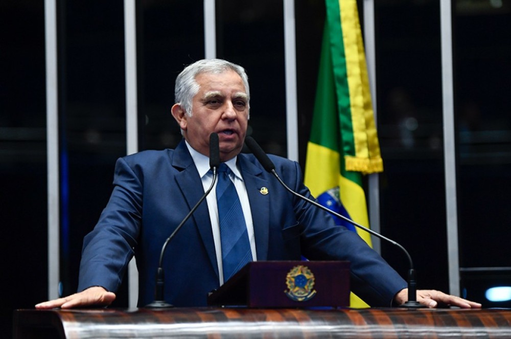 Izalci pede planejamento de médio e longo prazo para saúde pública do DF