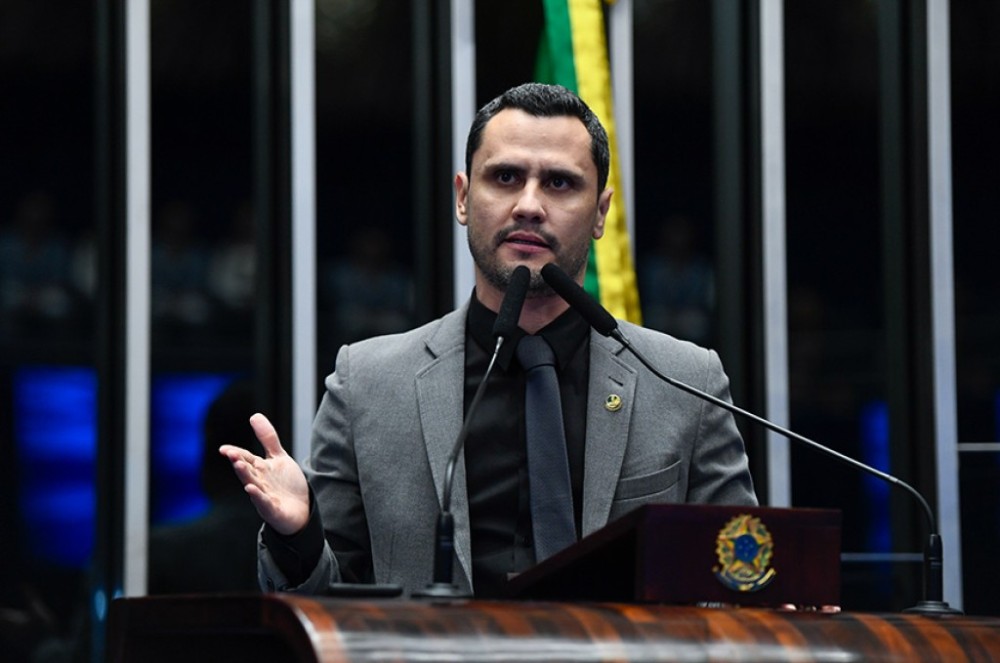 Cleitinho critica decisão do STF sobre linguagem neutra e questiona prioridades