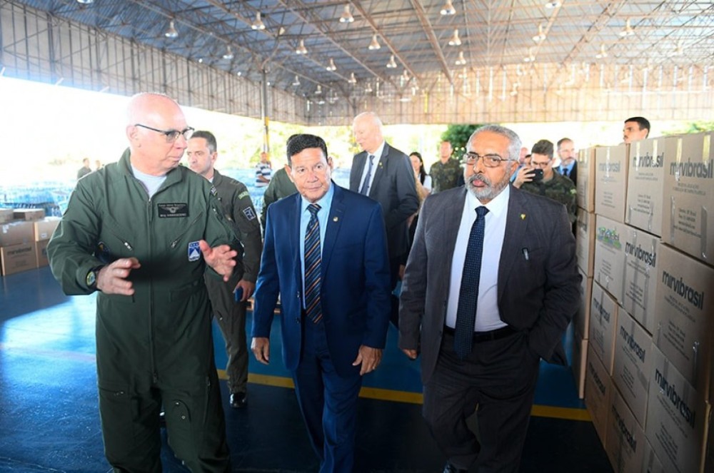 Comissão do Rio Grande do Sul visita Base Aérea e agradece por doações
