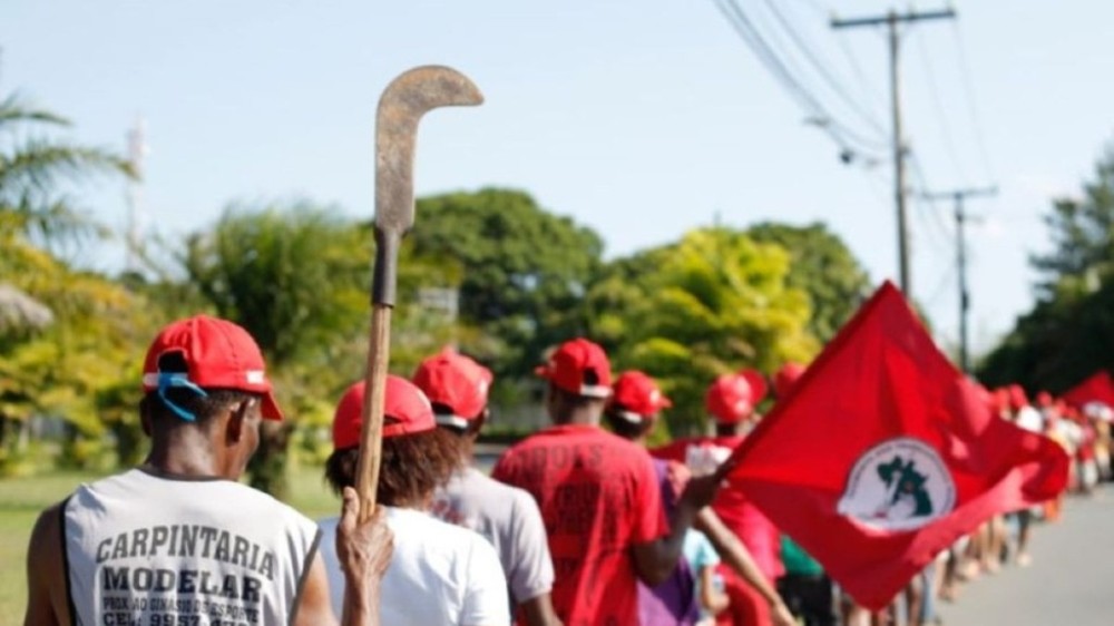 Projeto aprovado na Câmara criminaliza luta por terra, critica MST
