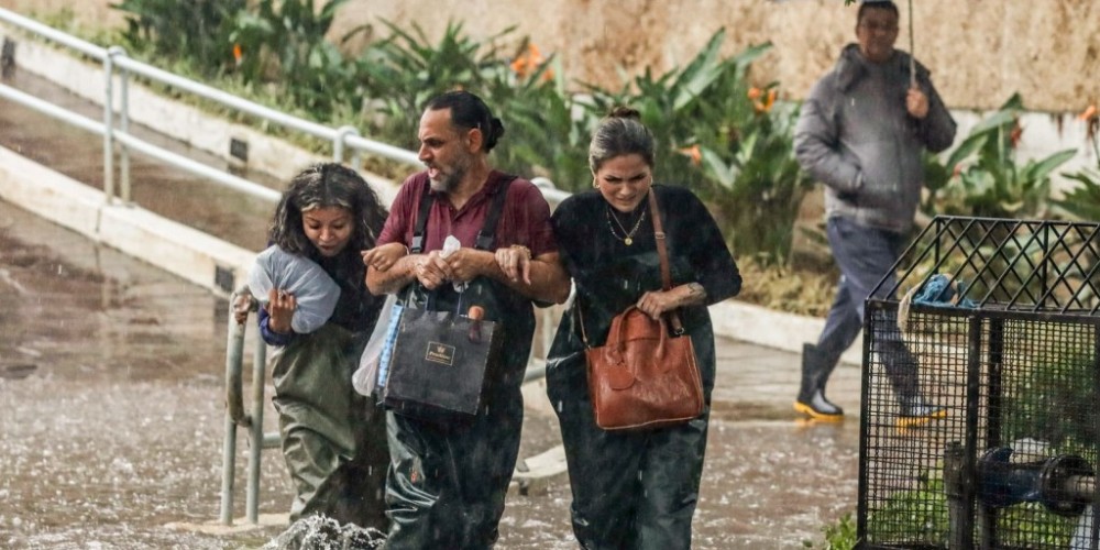 Chuva volta a alagar bairro que já tinha secado em Porto Alegre