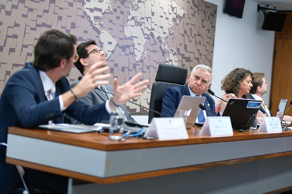 Especialistas divergem sobre proteção dados de testes para remédios