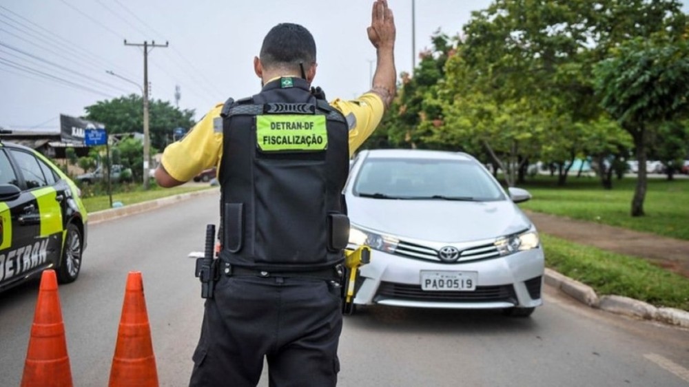 Carro com mais de R$ 100 mil em dívidas é apreendido pelo Detran