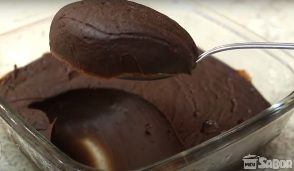 Aprenda a fazer Recheio e Cobertura de Brigadeiro para deixar seus bolos ainda mais incríveis… Mãos a obra!!