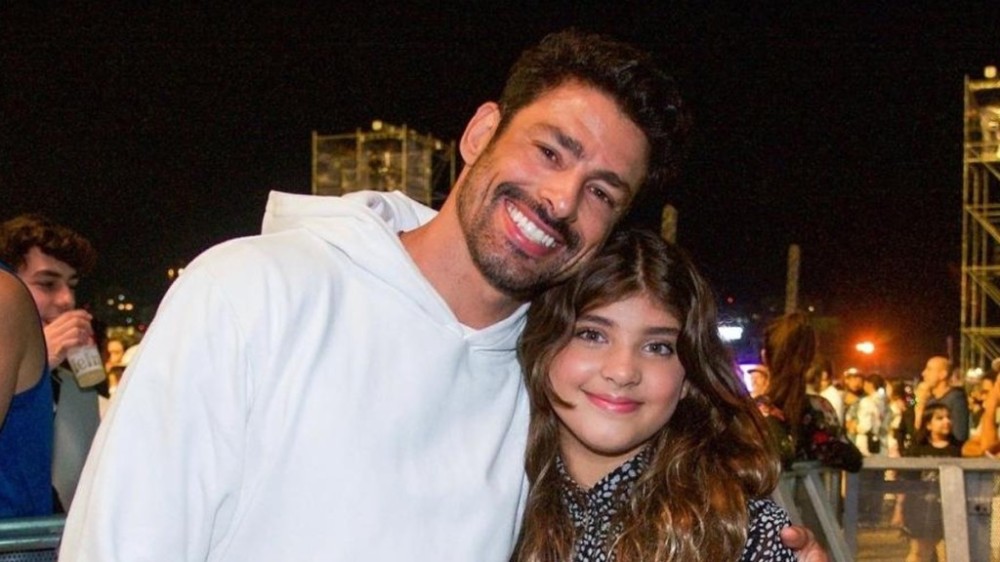 Cauã Reymond encanta web com surpresa de aniversário para filha Sofia: ‘Paizão’