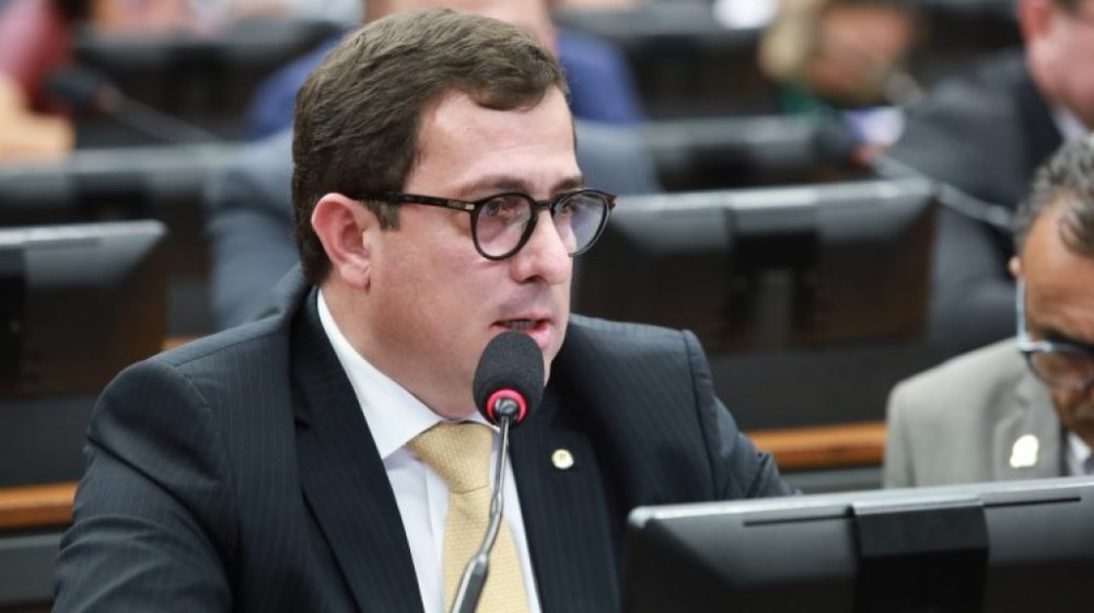 Comissão aprova projeto que obriga plataformas digitais a remunerar mídia tradicional
