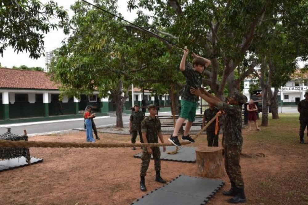 Estudante da EMEB Ulisses Guimarães realiza sonho de conhecer um quartel do Exército Brasileiro