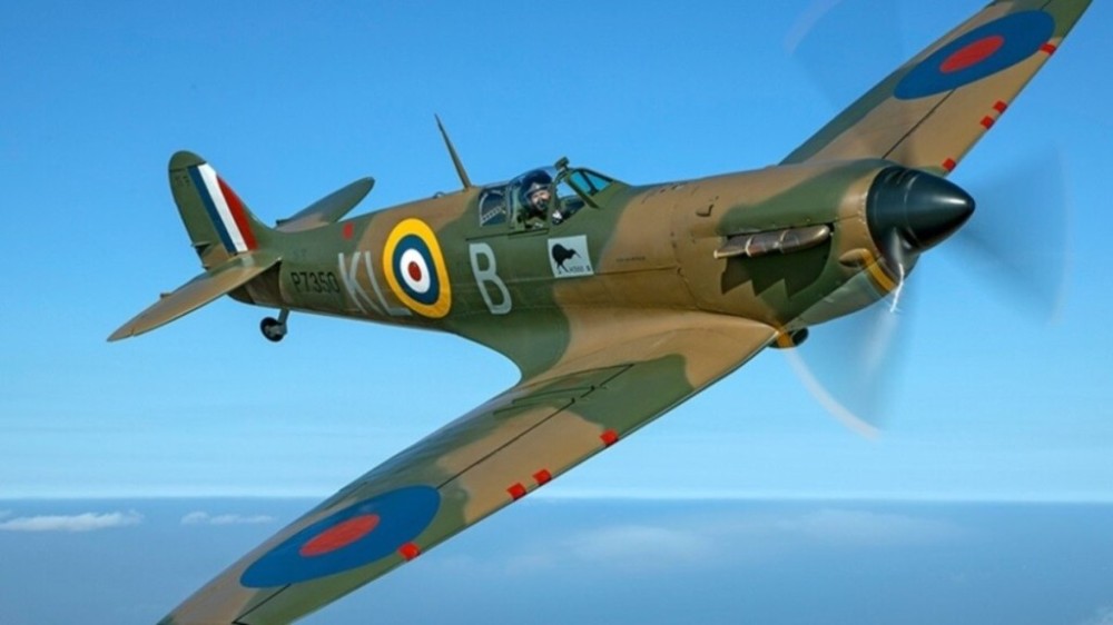 Avião histórico da Segunda Guerra cai na Inglaterra e mata piloto