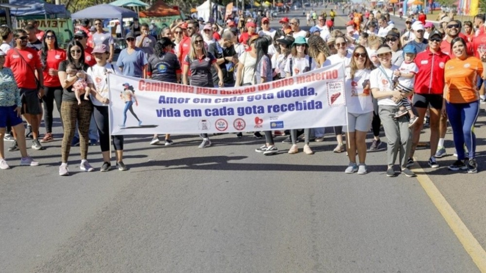 Caminhada incentiva a doação de leite materno no DF
