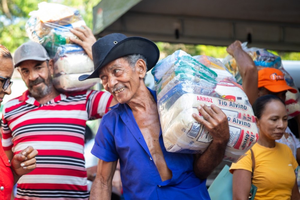 Prefeitura entrega mais de mil cestas básicas de Natal para famílias de Diamantino