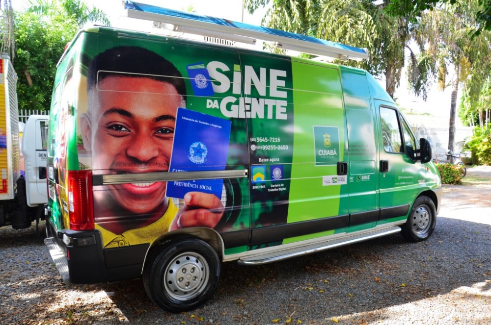 Van do programa Sine da Gente oferece oportunidades de emprego à comunidade do bairro Novo Horizonte e região