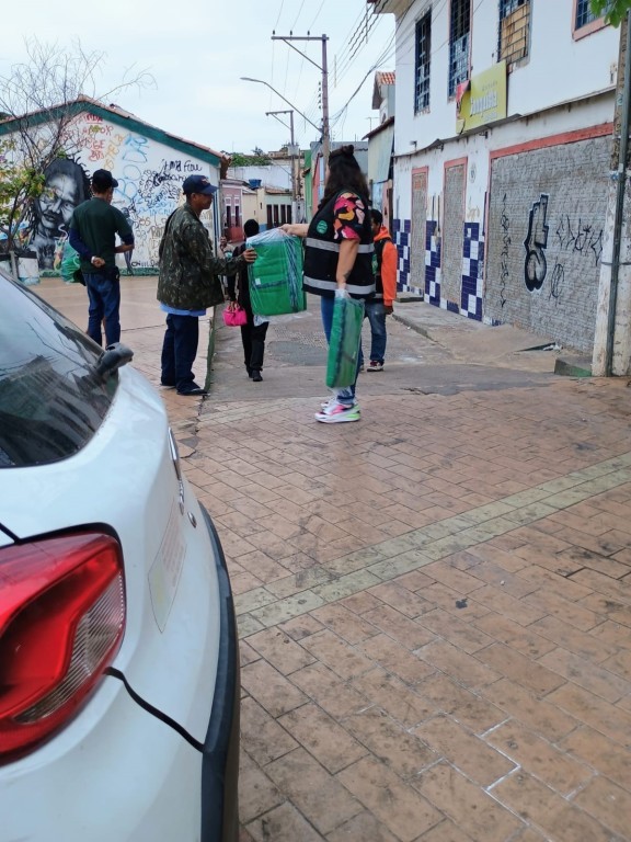 Aquece Cuiabá: Prefeitura de Cuiabá distribui 150 novos cobertores à população em situação de rua diante da permanência das baixas temperaturas