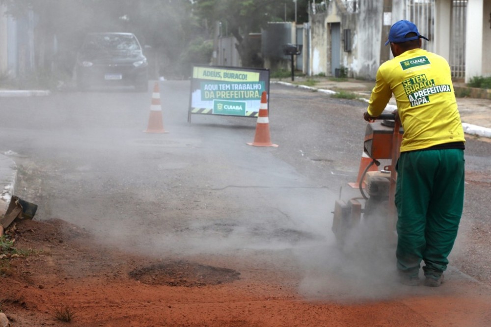 Reforço nas ações de tapa-buracos da Prefeitura de Cuiabá atende quatro bairros nesta segunda-feira (27)