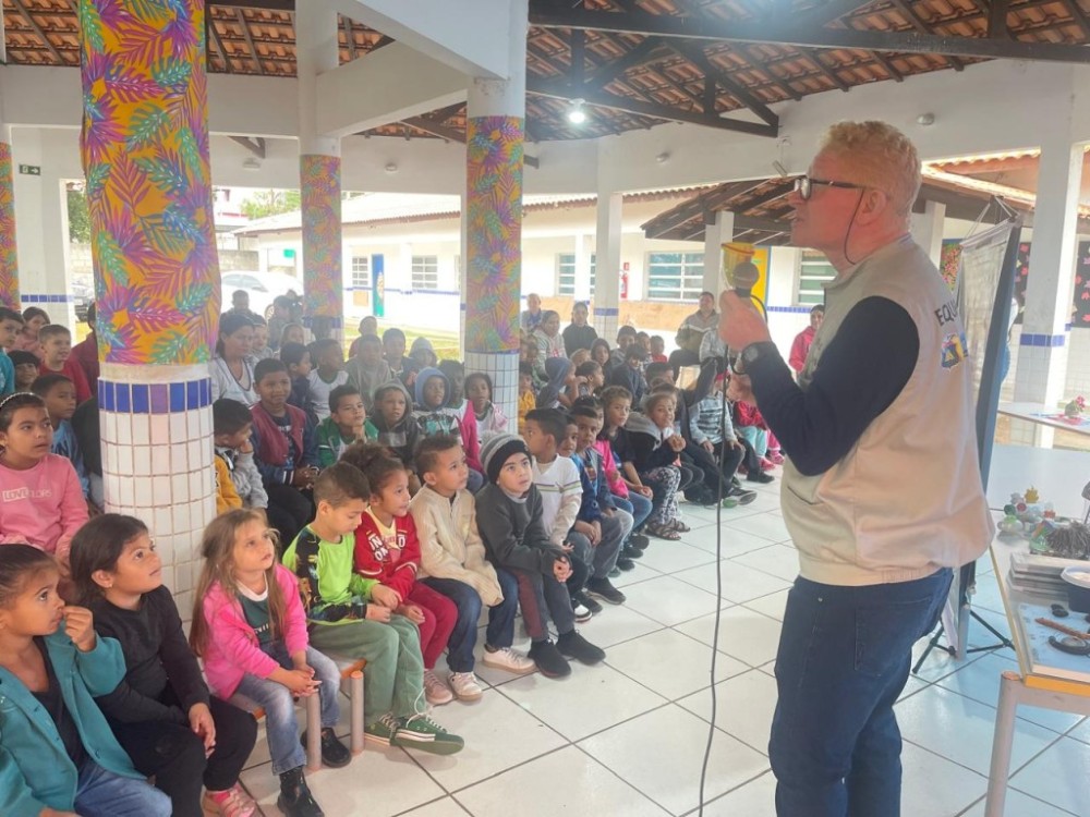 Estudantes da EMEBC Prof.ª Benedita Xavier Rodrigues recebem orientações de combate ao Aedes aeypti