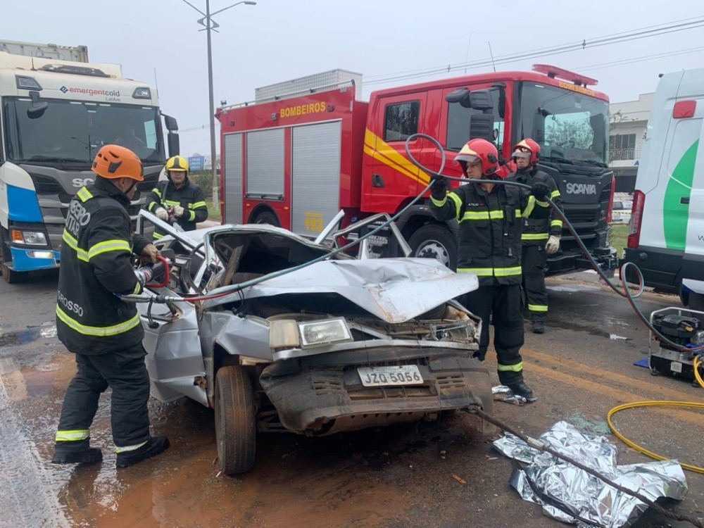 Bombeiros realizam desencarceramento de vítima presa em ferragens de carro após acidente