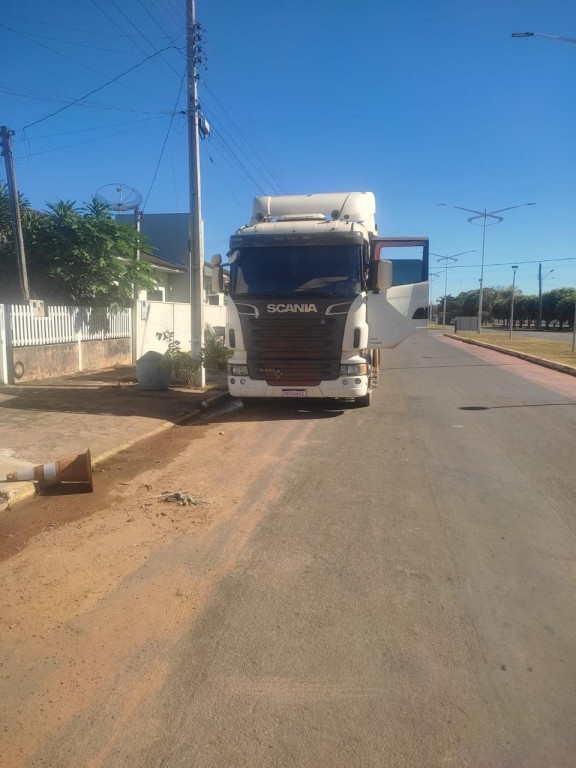 Polícia Militar recupera carreta roubada carregada de soja e prende suspeito por sequestro e cárcere privado