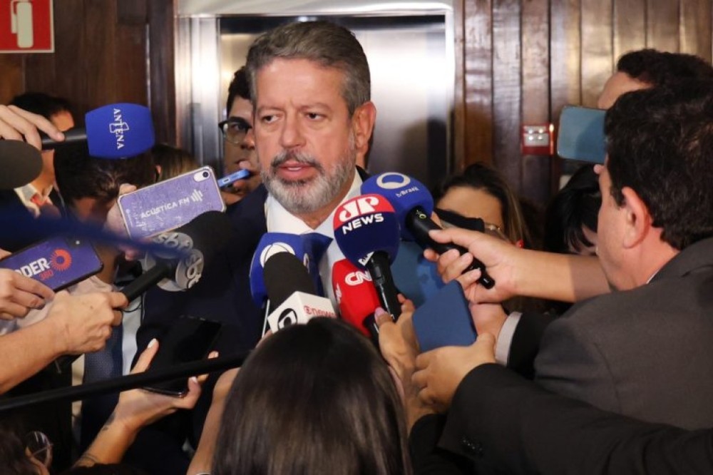 Lira diz que cancelamentos de planos de saúde por doenças serão suspensos