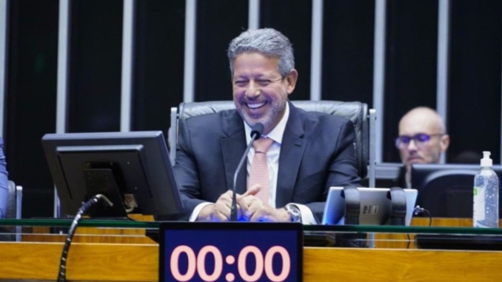 Lira fecha acordo com operadoras de planos de saúde para dar fim a cancelamentos